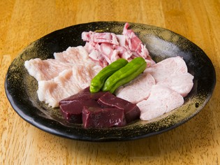 鮮度抜群のホルモンはかたまりで仕入れ、店でカット				
