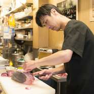 厨房はカウンターから見えるので、立ち居振る舞いには常に気を配っています。特に大切にしているのは笑顔でいること、丁寧に応対すること、元気よくいること。お客さまには気持ちまで満足してもらいたいですね。				