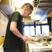肉は焼き加減も重要。テーブルの様子をさりげなくチェックして、焼き過ぎの場合は会話を妨げないようアドバイスしています。「見てくれている」という安心感が、居心地のよさにつながっているようです。				