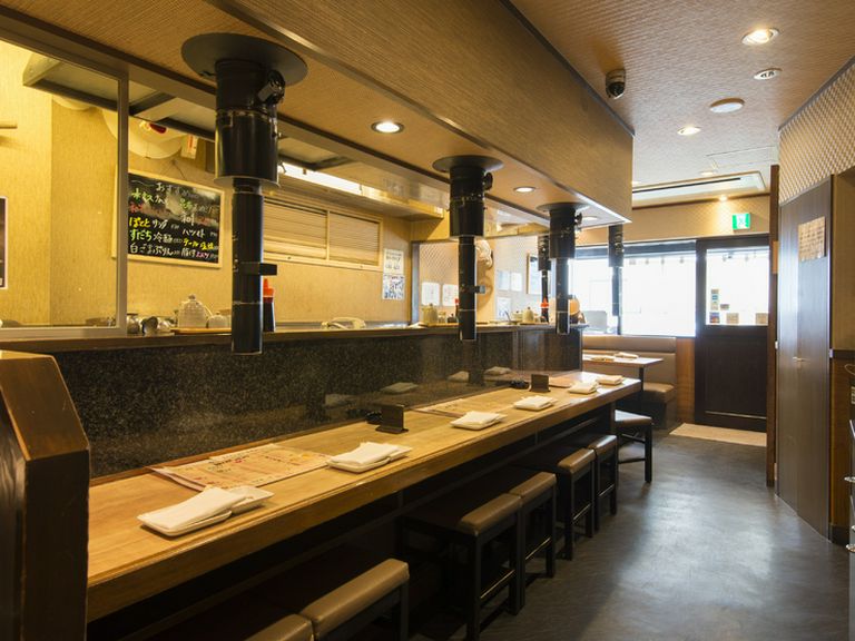 店内の空気をキレイに保つ煙突を完備