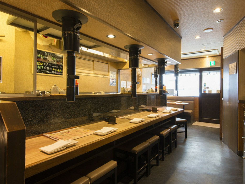 店内の空気をキレイに保つ煙突を完備				