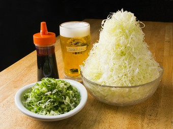 お通しの山盛りキャベツはインパクトも抜群				