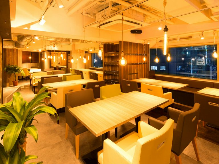 広めのテーブル席でカジュアルに愉しむディナータイム