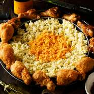 「UFOチキン」は、毎朝仕入れている新鮮な鶏肉を使用し、厚い鉄板の鍋でカラッと揚げています。UFOチキンは、自慢のチーズソースでいただきます。宴会や女子会にもおすすめです。
