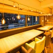 ソファー椅子大人数でも着席可能なお席。広々開放的な空間でお食事をお楽しみください！