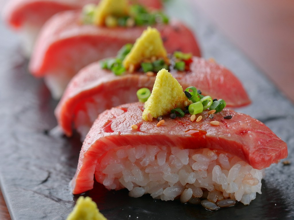 A5ランク和牛が持つ至極の肉汁がしっかりと浸み込んだ、酢飯との相性抜群の一品『特上和牛握り』