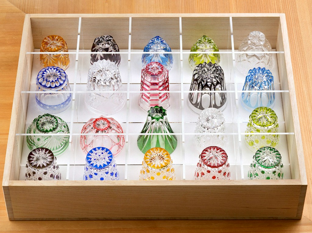 江戸切子の盃、金沢の大樋焼の皿など、器を愛でる楽しみも