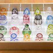 日本酒の盃は、店主が揃えたあでやかな江戸切子。名工房「堀口切子」の三代目秀石作の盃から、お好きなものをお選びいただく趣向。金沢の名窯・大樋長左衛門の器もあり、季節の食材・料理との妙を愛でられます。