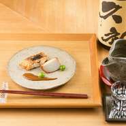 「無濾過生原酒」を江戸切子の盃で供するのが、お店のこだわり。濾過・火入れ・加水をしていない日本酒は、米の香りと旨みが濃く、すっきりきれいな味わいが極上。山口「雁木」など、全国の名蔵元の味が集います。