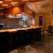 日本料理とワインのマリアージュも楽しめるのが【染川】流。シャンパーニュは、ワイン通に人気が高い「アンリ・ジロー」をラインナップ。白・赤はフランスやイタリアなどを中心に、ボトル3000円台～ご提供。