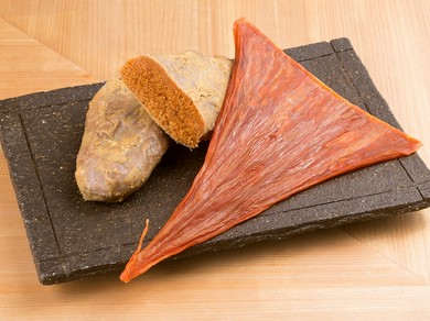 夏の食材をふんだんに使った料理は種類豊富なお酒もより美味しく