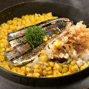 おまかせコースの〆は、旬の魚介と野菜がたっぷり入った炊きたての釜御飯をご用意。「温かな海鮮丼のよう」と、人気の品です。走りと名残りの食材を組み合わせるなど、素材は多種多様。香ばしいおこげも楽しみ!