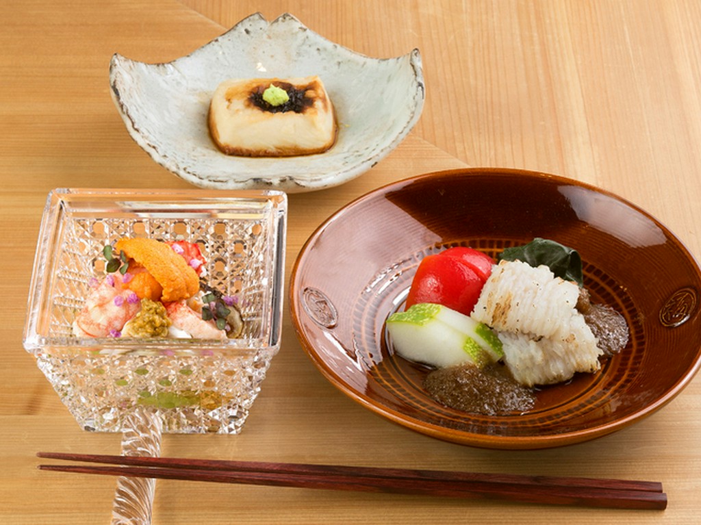 看板料理の焼胡麻豆腐も登場。コースの幕開け『先付け』など3品