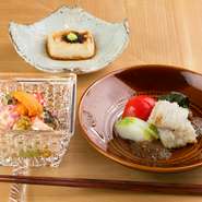 季節野菜の皿や焼胡麻豆腐など3品から、おまかせコースはスタート。見て美しく、味わって楽しめる逸品揃いで、お酒との相性も◎。名物の焼胡麻豆腐は、本わらび粉でつくるので、弾力と濃厚な旨みが絶品です。
