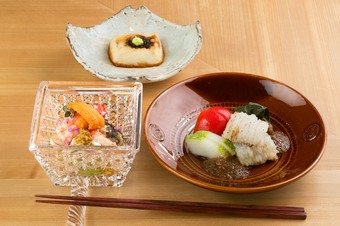 看板料理の焼胡麻豆腐も登場。コースの幕開け『先付け』など3品
