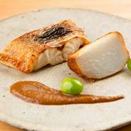 コースの『焼物』には、金沢港直送の高級魚ノドグロが登場することも。日本海の“白身魚の王様”と言われるだけあって、脂ののり具合、身の弾力、上品な味わいが絶品。繊細な火入れで、旨さの頂点を引き出します。