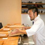 「美しくおいしい料理を供することで、楽しい食事の時を紡ぎ、笑顔が生まれ、幸せになっていただく」ことが店主のモットー。そのために、食材の吟味・調達、調理とご提供、真心の接客に誠心誠意取り組んでいます。