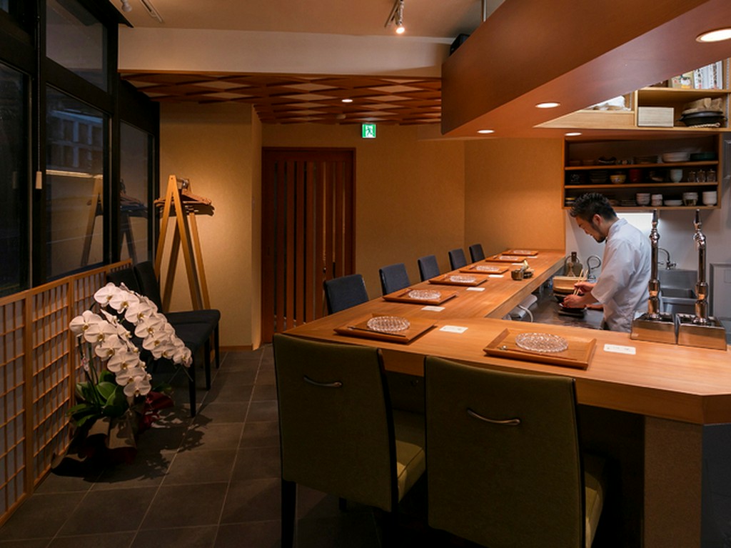 池田山の隠れ家的な日本料理店。四季を映すコースは接待にも人気