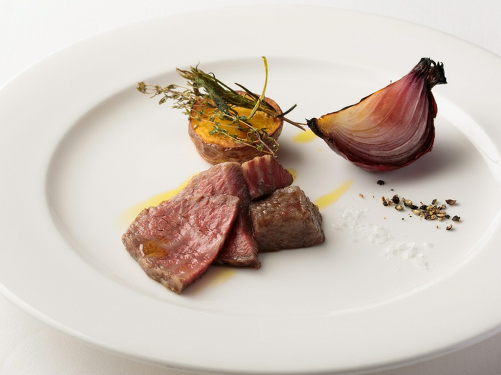 山形牛　雪降り和牛（A5）　ランイチのロースト　有機栽培のポテトのハーブローストと共に