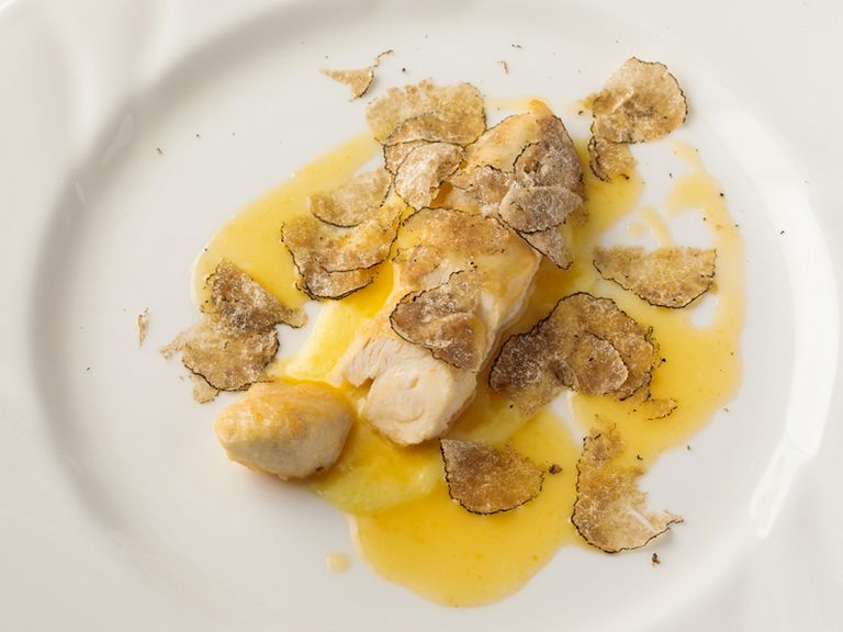 香り高いご馳走『鳥取 朝引き 匠の大山鶏 ササミ肉のスカロッピーネ サマートリュフを擦りかけて』