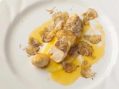 しっとりとした大山鶏ササミをサマートリュフの上品な香りで