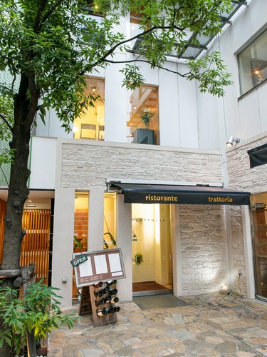 まるでイタリアの街角のようなエントランスを2階へ