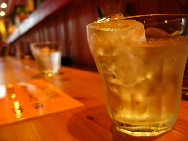サク飲みにもピッタリ。シェフとの会話も楽しめるカウンター