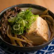 甘辛いタレでじっくりコトコト煮込んだ豆腐にしゃぶしゃぶしたおいしいお肉が一枚ででんと乗せて。
美味しさが肉汁と共にあふれ出ます。
