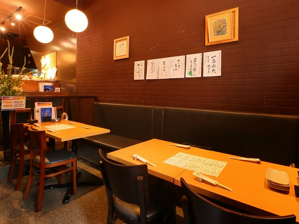 飲み放題付きコースメニュー。皆で集まり、和気あいあいと