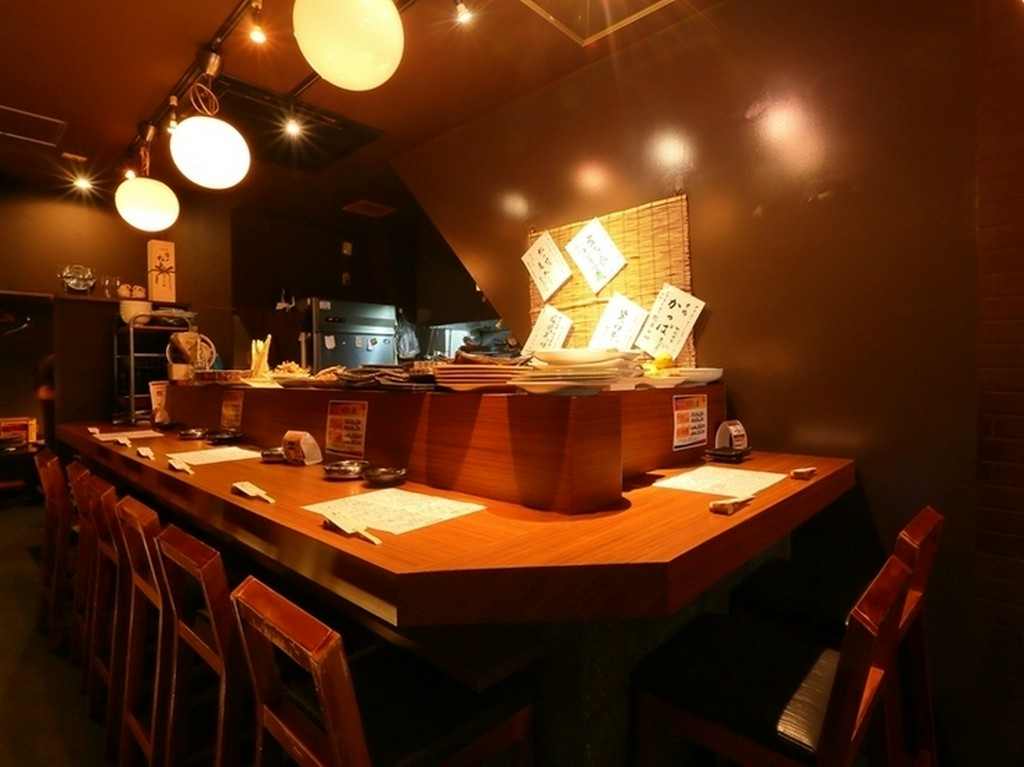 カウンター席に座り、一人の時間をこよなく満喫