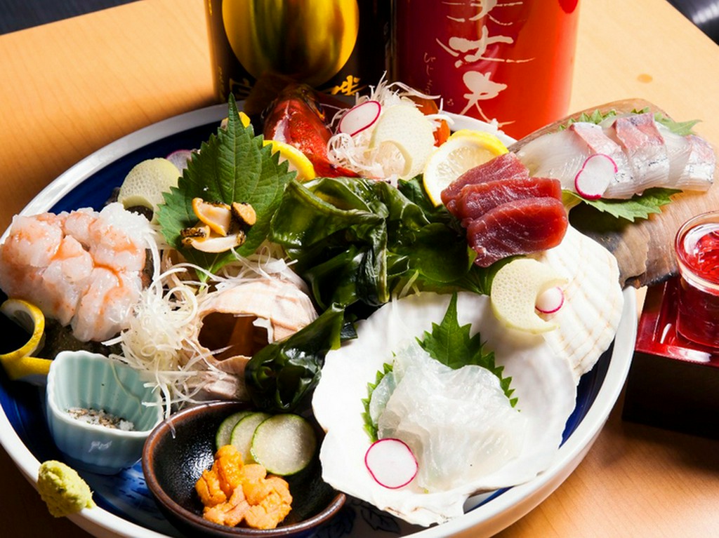 漁港直送の選りすぐりの天然物を味わえる『特選造り7種盛り合わせ』