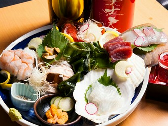 漁港直送の選りすぐりの天然物を味わえる『特選造り7種盛り合わせ』