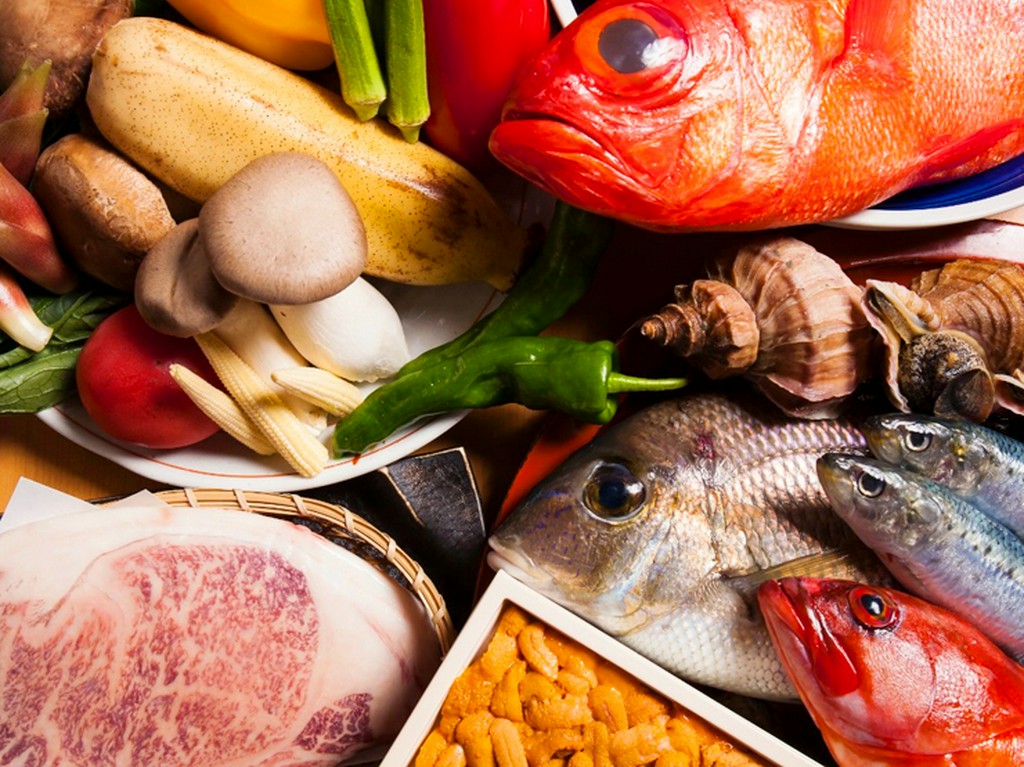 漁港から直送された新鮮な魚介類を、目利きしながら使用