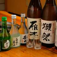 辛口の日本酒を使った「ひれ酒」も見逃せないおいしさです。お店で干した鰭を使った1杯は、料理との相性も抜群。お店でその味をお確かめください。


