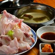 捌く直前まで水槽で泳いでいたフグは新鮮そのもの。ピクピクと動くさまを目撃できるかもしれません。素材の旨みをそのままに楽しめる逸品、ぜひ1度ご賞味ください。