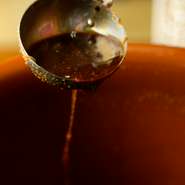 創業以来、受け継がれる「秘伝のタレ」を使用している【味一】。長年ゲストから愛される唯一無二の味です。また、塩もミネラルバランスを考え、店長自ら調合をしているそう。一度は訪れたい、老舗の焼肉屋です。