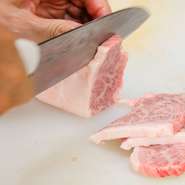 使用される牛肉は、店長自ら厳選した九州産の和牛。ブランドよりも素材本来の良さを重視しているそうで、豚肉はスペインの熟成させた旨味たっぷりなものを使用。イノシシ頬肉など、厳選された食材が並びます。