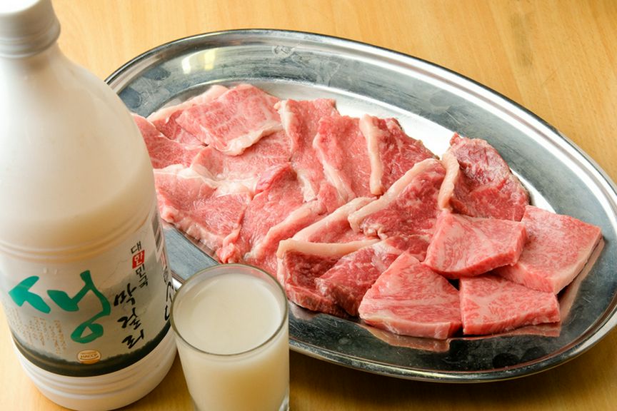 こらわりの肉をゆったりとした空間で、食べ尽くせる盛り合わせ
