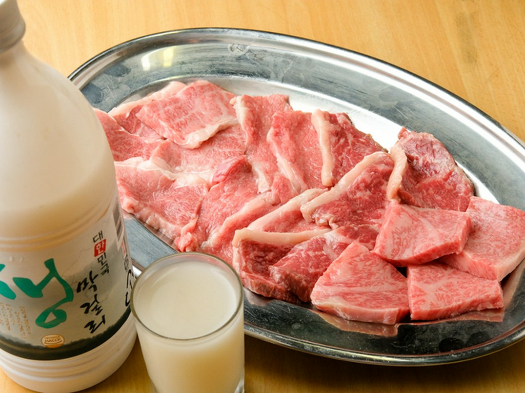 こらわりの肉をゆったりとした空間で、食べ尽くせる盛り合わせ