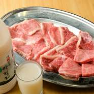 ゲストからのリクエストを参考に作られたという、価格以上の質を楽しめる「盛り合わせメニュー」が豊富に揃っています。落ち着きのある店内で、友人・家族・恋人問わず、誰とでも気軽に楽しめる。そんなお店です。