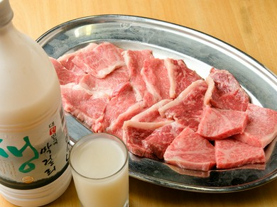 こらわりの肉をゆったりとした空間で、食べ尽くせる盛り合わせ