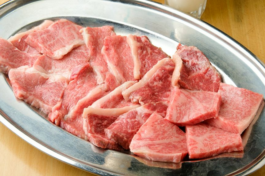 焼くほどに素材本来の甘味がある肉汁溢れる。4種の上質肉が一同に集まるお得な一皿『肉盛り上』