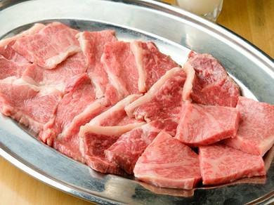 焼くほどに素材本来の甘味がある肉汁溢れる。4種の上質肉が一同に集まるお得な一皿『肉盛り上』