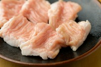 主に九州産と三重県産のものを厳選して使用しています。新鮮なプリプリの脂付きのシマチョウです。