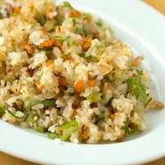 野菜と肉カスで炒め上げた焼き飯です。