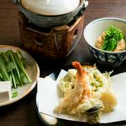 お店で提供している「フグ」や「鱧」などの食材は、どれも天然のもの。新鮮な魚と旬の京野菜をふんだんに使用した、季節感のある割烹料理を味わえます。（※フグの仕入れができない6～8月には提供できません。）
