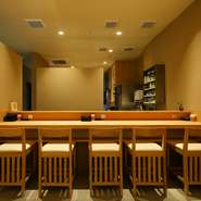 木のぬくもりを感じる、落ち着きのある内装――。京都の老舗料理店ならではの、上質な割烹料理を堪能できる空間が広がっています。カウンター席に座って、じっくりとお料理と向き合ってみてはいかがでしょうか。