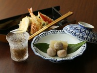 付出し・造り・旬の一口鍋・焼物・煮合せ・天婦羅・香物・ごはん

天婦羅は京の野菜と時期の魚・海老等を白綿油とゴマ油をブレンドした店の油で香ばしい香りの天ぷらを提供致します。