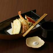 京野菜を中心として旬の食材を使用した『天婦羅』は、綿実油とごま油を独自にブレンドした油で揚げられています。「賀茂茄子」や「万願寺とうがらし」を一例に、季節を感じる食材を味わえます。