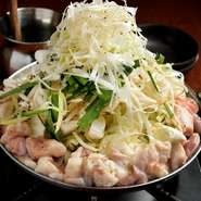 前身である九州料理店【焼酎とうまいもん　もっこす】時代からの人気料理。新鮮もつにキャベツやニラなど元気野菜を合わせ、ボリューミーな鍋に。あっさり塩・すきやき醤油の2種から選べます。〆に麺やご飯も用意。